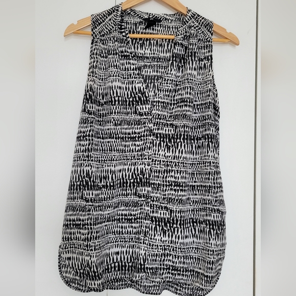 H&M button down sleeveless blouse - Picture 1 of 3